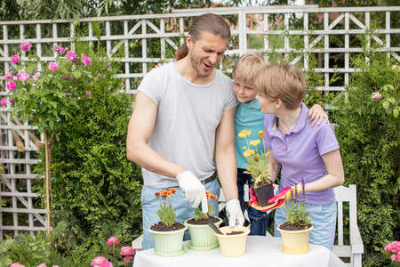 Kinder im Gemeinschaftsgarten: Angebote, Erfahrungen und Tipps für familienfreundliche Gartenprojekte